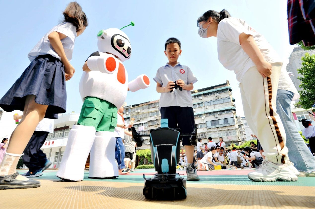 说明: C:\Users\Administrator\Desktop\徐州风化街中心小学开设机器人课程，让学生在实践中合作学习探究.jpg