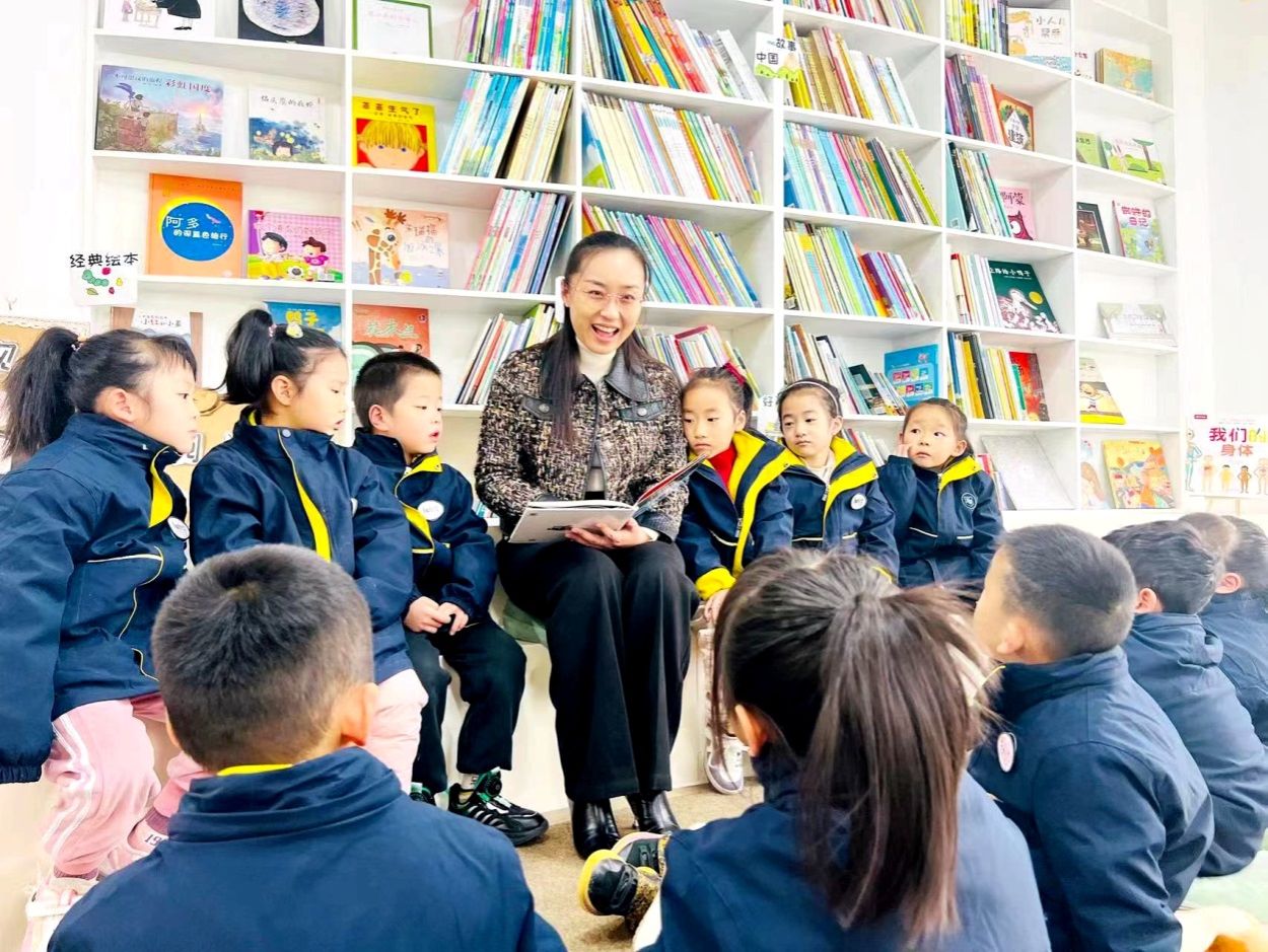 说明: C:\Users\Administrator\Desktop\云实幼教育集团的孩子们在园长陪伴下，打卡绘本看世界，领略成长的快乐和阅读的奇妙.jpg
