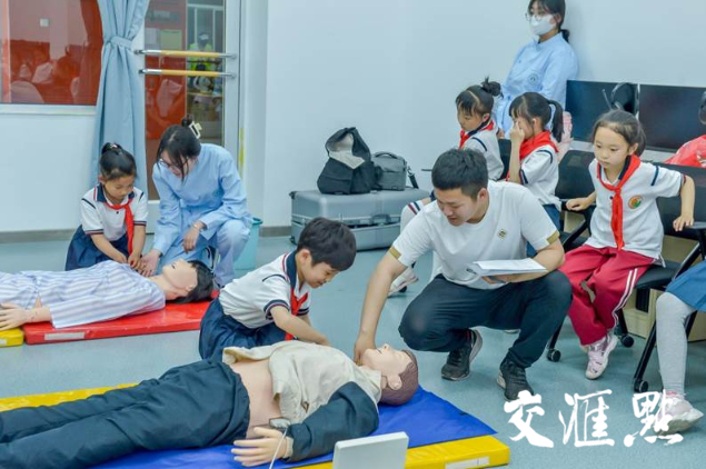 说明: “我是应急救护员”职业体验项目