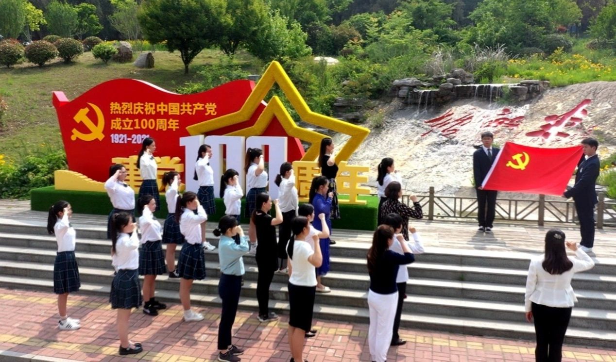 说明: C:\Users\Administrator\Desktop\徐州幼专师生重温入党誓词，汲取奋进力量.jpg